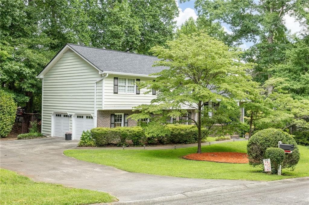 4 bedroom, 3 bathroom, 2,598 sq ft single family residence for sale at 422 Woodstone West Drive, Marietta, GA 30068 — photo 3