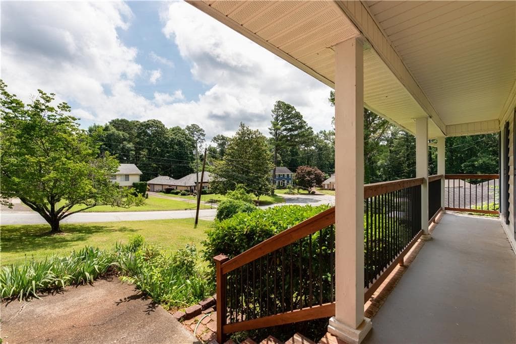 5 bedroom, 3 bathroom, 2,387 sq ft single family residence under contract at 721 Dorsey Circle, Lilburn, GA 30047 — photo 2