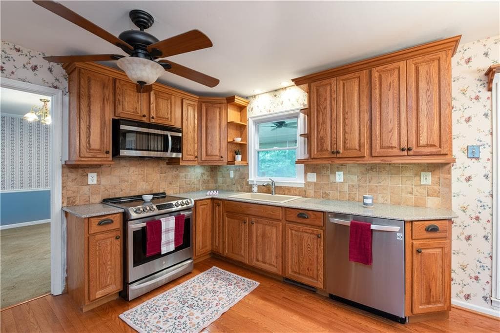 5 bedroom, 3 bathroom, 2,387 sq ft single family residence under contract at 721 Dorsey Circle, Lilburn, GA 30047 — photo 4