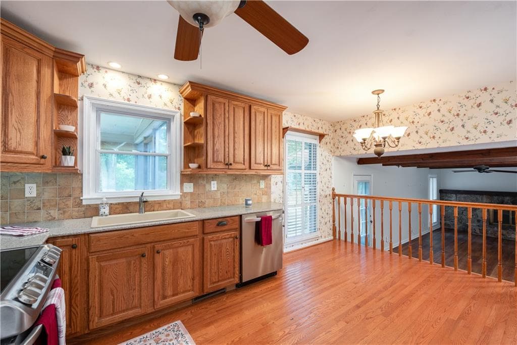 5 bedroom, 3 bathroom, 2,387 sq ft single family residence under contract at 721 Dorsey Circle, Lilburn, GA 30047 — photo 5