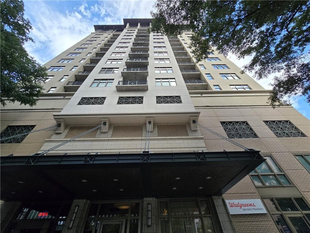 1 bedroom, 1 bathroom, 915 sq ft condominium sold at 565 Peachtree Street 1301, Atlanta, GA 30308
