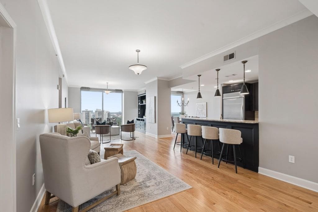 2 bedroom, 3 bathroom, 2,010 sq ft condominium under contract at 2795 Peachtree Road 1406, Atlanta, GA 30305 — photo 3