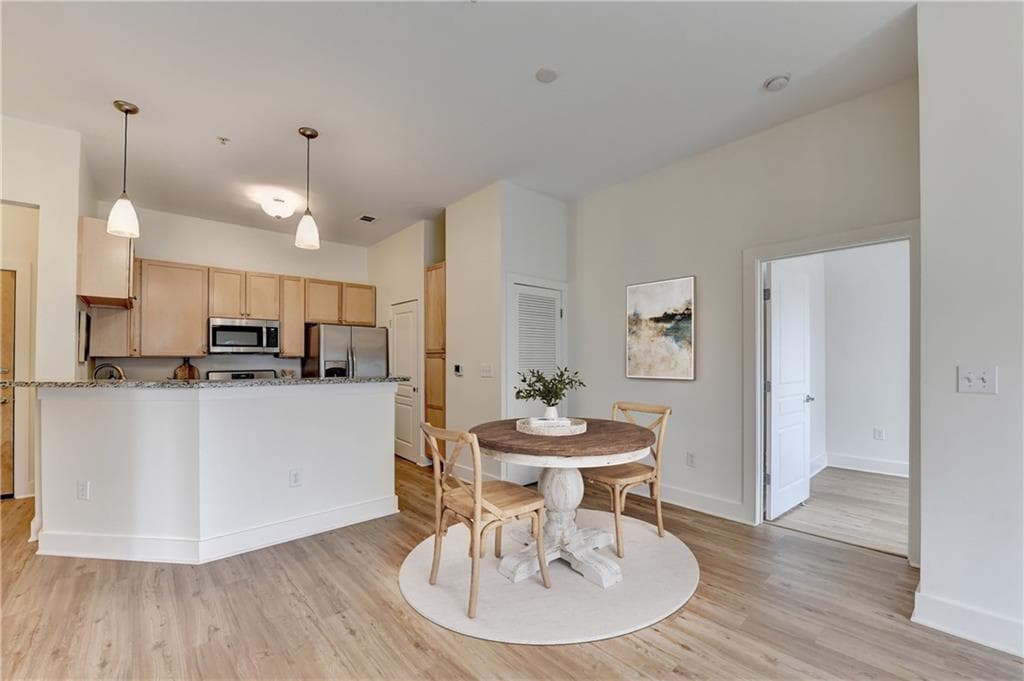 2 bedroom, 2 bathroom, 1,014 sq ft condominium for sale at 799 Hammond Drive 123, Atlanta, GA 30328 — photo 2