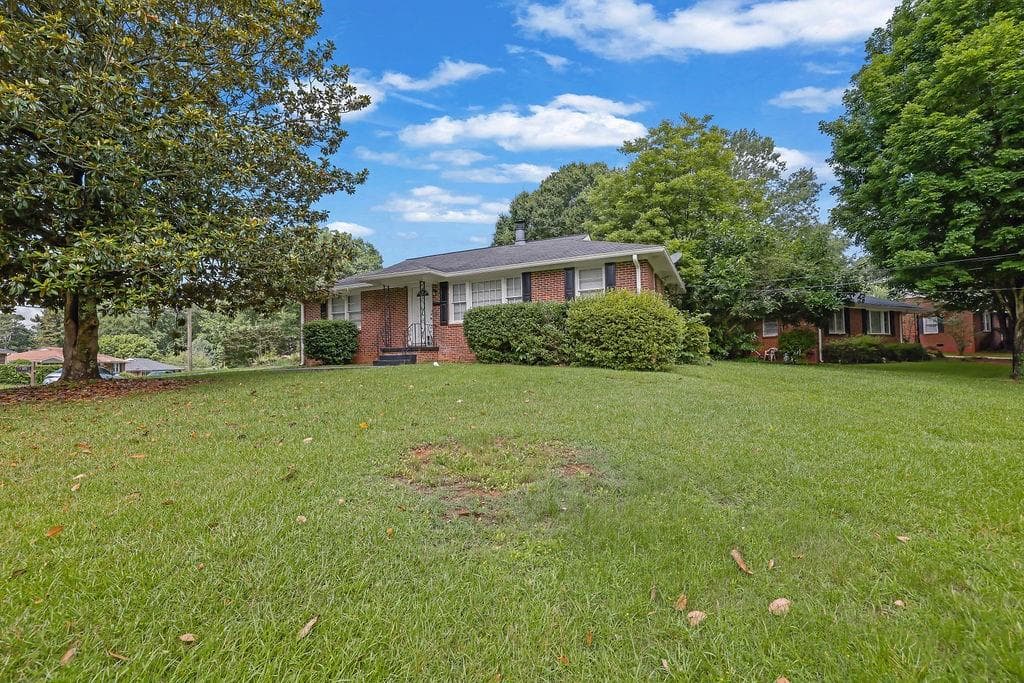 3 bedroom, 2 bathroom, 1,645 sq ft single family residence for sale at 571 Benmac Road, Smyrna, GA 30080 — photo 2