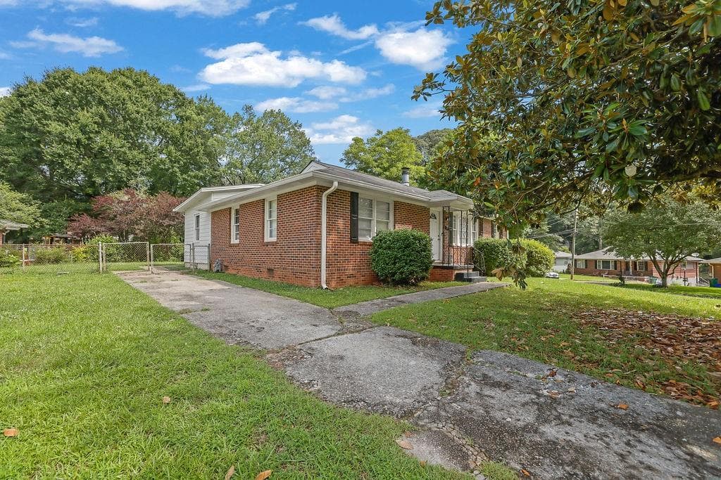3 bedroom, 2 bathroom, 1,645 sq ft single family residence for sale at 571 Benmac Road, Smyrna, GA 30080 — photo 3