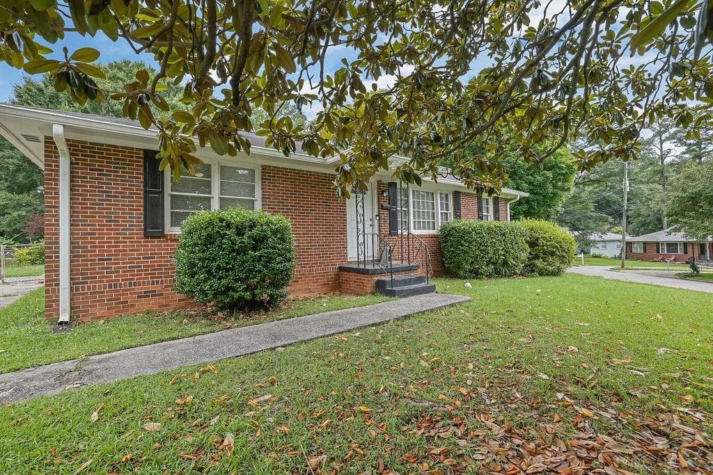 3 bedroom, 2 bathroom, 1,645 sq ft single family residence for sale at 571 Benmac Road, Smyrna, GA 30080 — photo 4