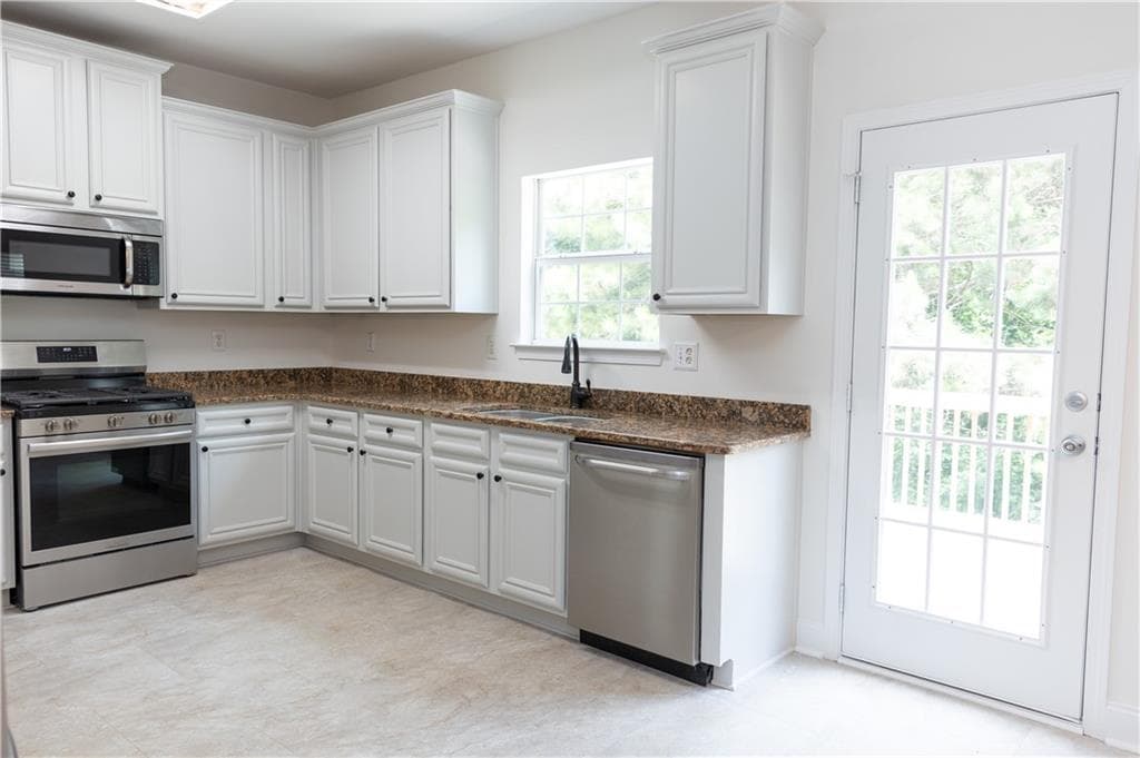 4 bedroom, 3 bathroom, 2,735 sq ft single family residence for sale at 502 Streamside Place, Canton, GA 30115 — photo 9