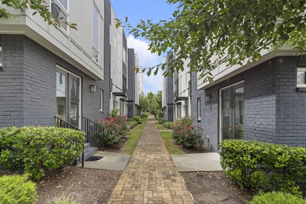 3 bedroom, 4 bathroom, 2,106 sq ft townhouse for sale at 836 Winslow Way, Atlanta, GA 30318 — photo 2