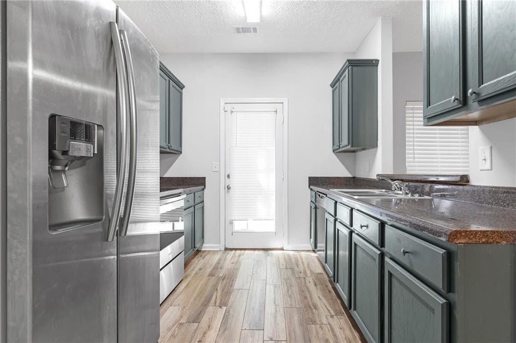3 bedroom, 3 bathroom, 1,485 sq ft condominium for sale at 4119 Stone Trace Drive, Atlanta, GA 30344 — photo 8