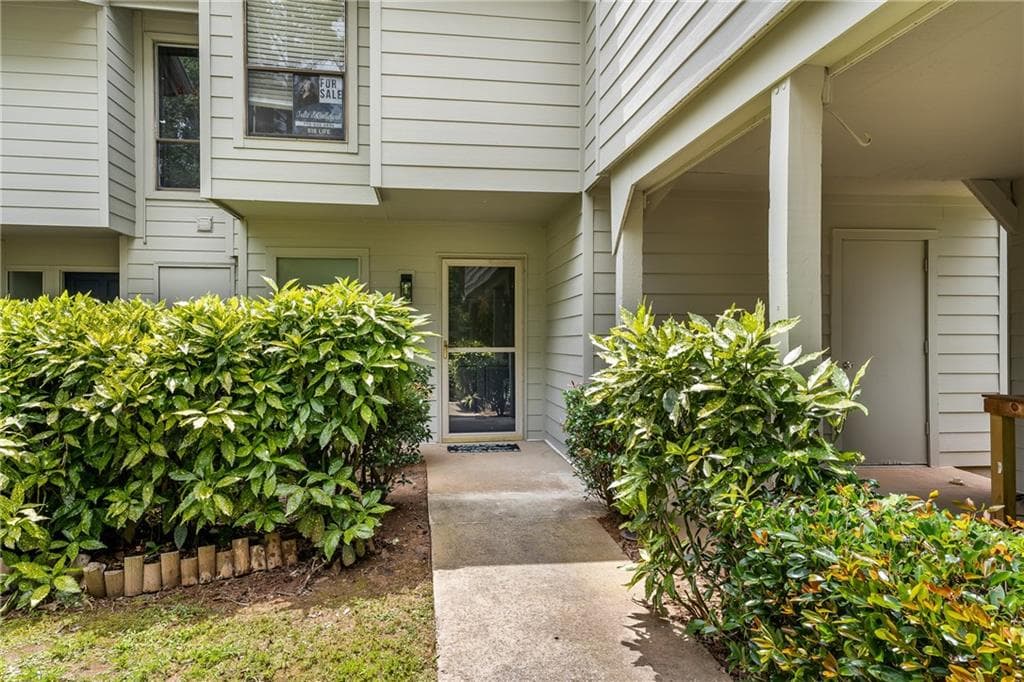 3 bedroom, 3 bathroom, 2,131 sq ft townhouse for sale at 6188 Brookwood Road, Peachtree Corners, GA 30092 — photo 5