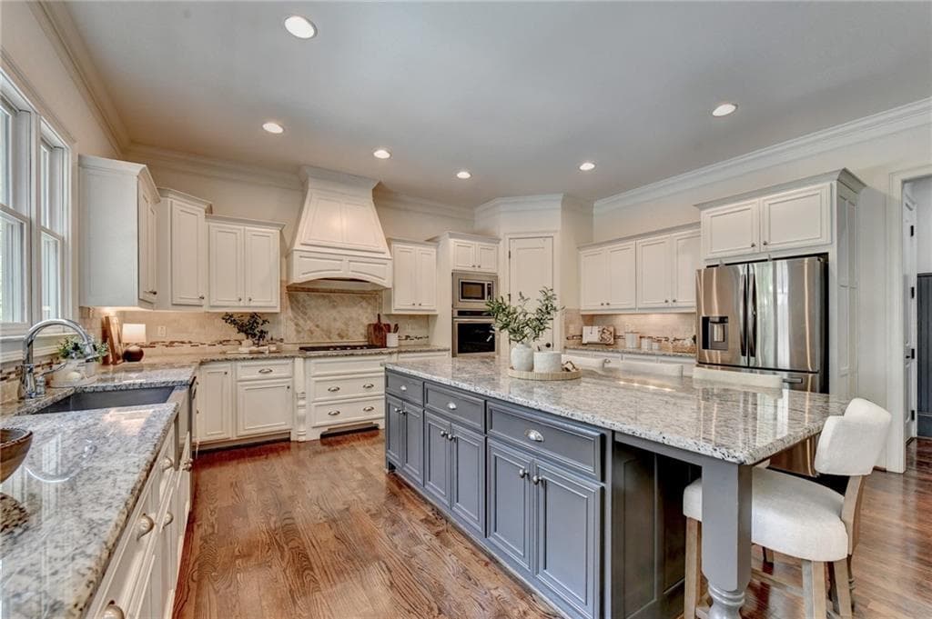 6 bedroom, 6 bathroom, 6,870 sq ft single family residence under contract at 5272 Lacosta Lane, Johns Creek, GA 30022 — photo 5