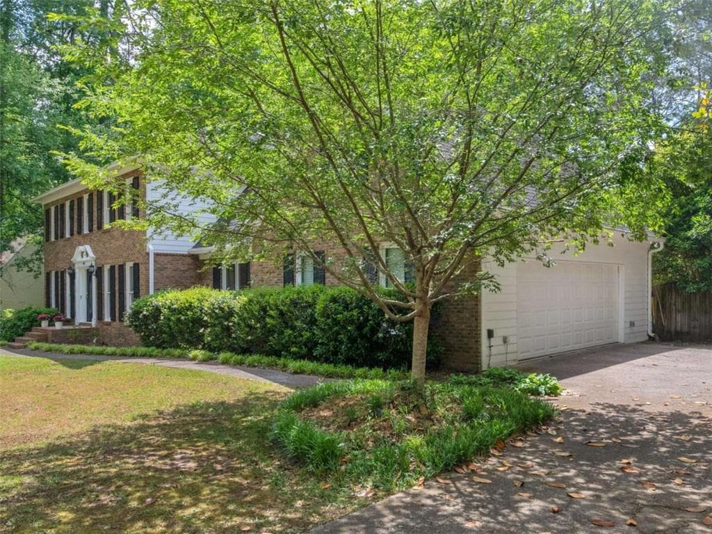 4 bedroom, 3 bathroom, 4,000 sq ft single family residence for sale at 8601 N Shore Drive, Jonesboro, GA 30236 — photo 4