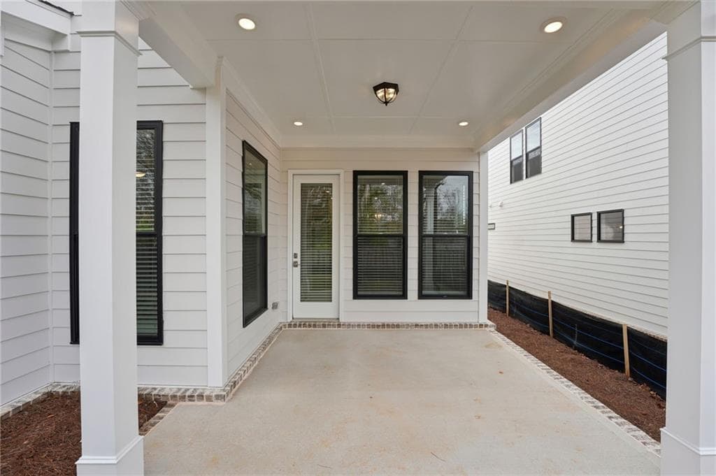 3 bedroom, 4 bathroom, 3,140 sq ft single family residence for sale at 572 Sawnee Village Boulevard, Cumming, GA 30040 — photo 4