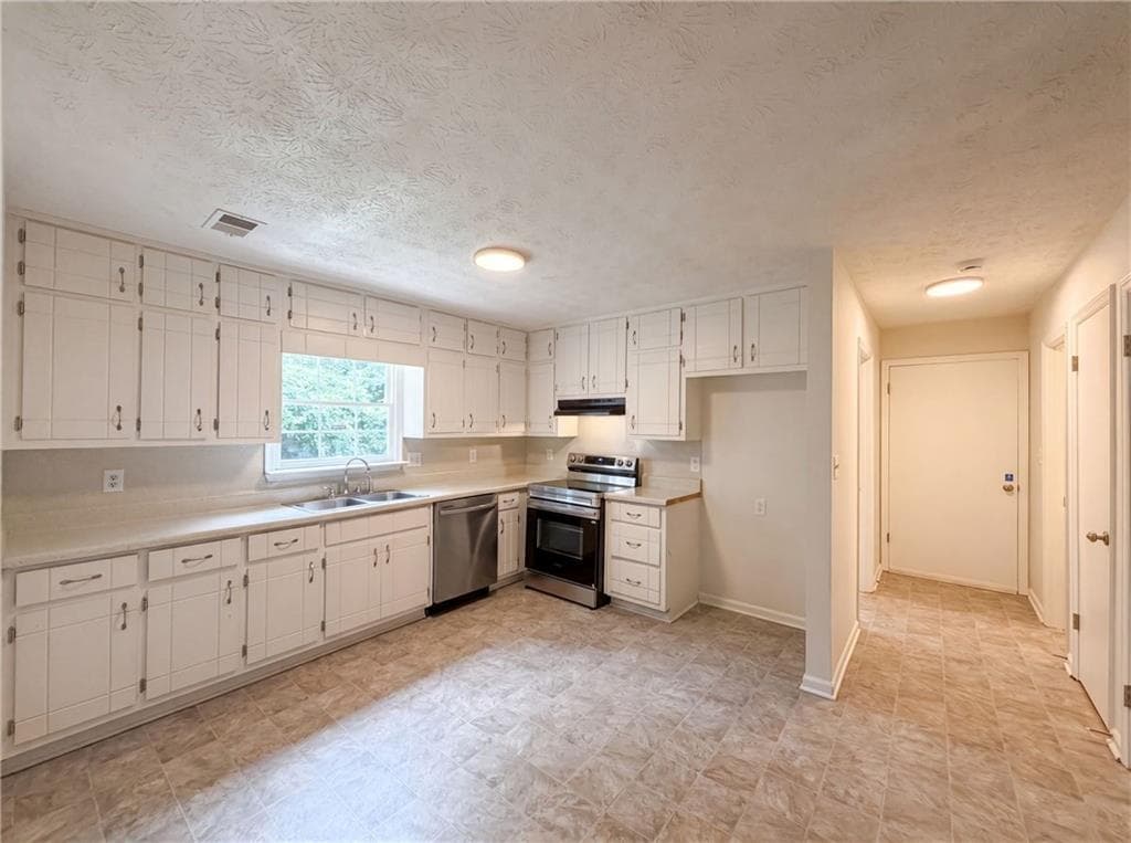 4 bedroom, 3 bathroom, 1,712 sq ft single family residence under contract at 6486 Lynndale Lane, Morrow, GA 30260 — photo 2
