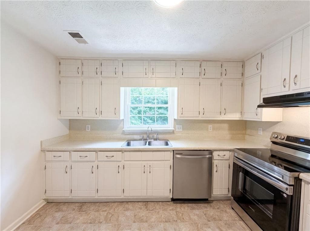 4 bedroom, 3 bathroom, 1,712 sq ft single family residence under contract at 6486 Lynndale Lane, Morrow, GA 30260 — photo 6