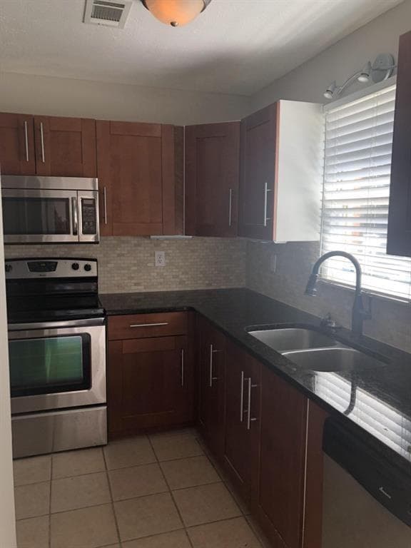 2 bedroom, 3 bathroom, 1,260 sq ft townhouse for rent at 2922 Webb Bridge Road, Alpharetta, GA 30009 for $1,875 a month — photo 2