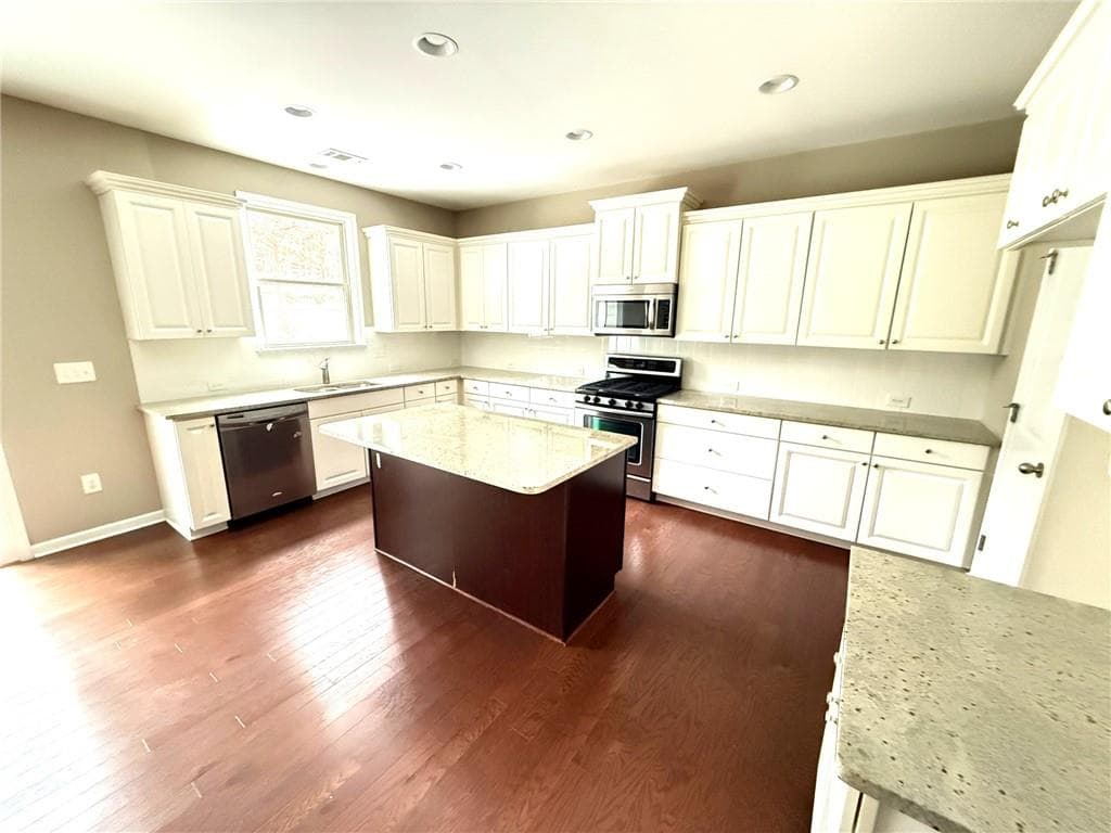 5 bedroom, 3 bathroom single family residence for rent at 10570 Haynes Valley Court, Alpharetta, GA 30022 for $3,650 a month — photo 5