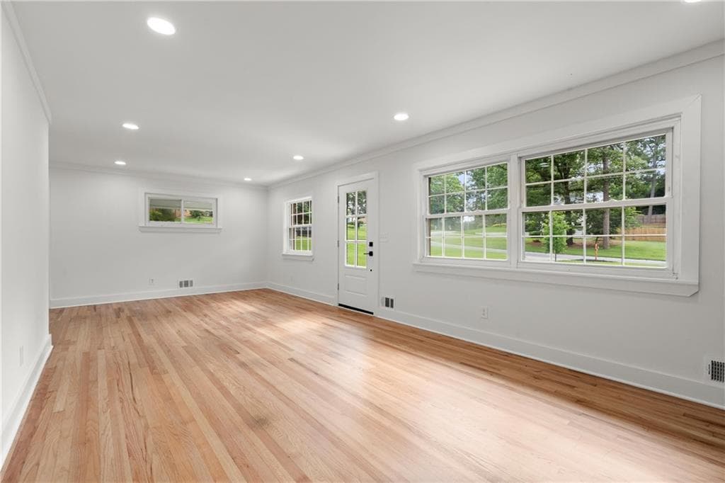 3 bedroom, 1 bathroom, 1,300 sq ft single family residence under contract at 2324 Elmwood Circle, Atlanta, GA 30339 — photo 4