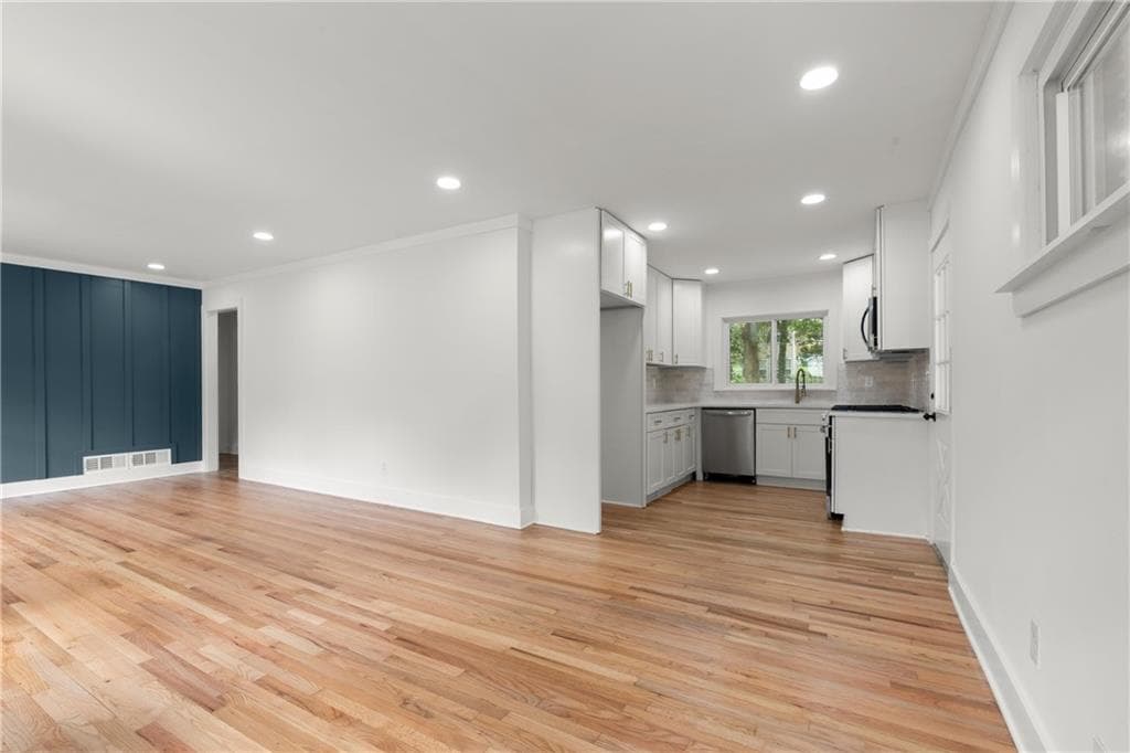3 bedroom, 1 bathroom, 1,300 sq ft single family residence under contract at 2324 Elmwood Circle, Atlanta, GA 30339 — photo 5
