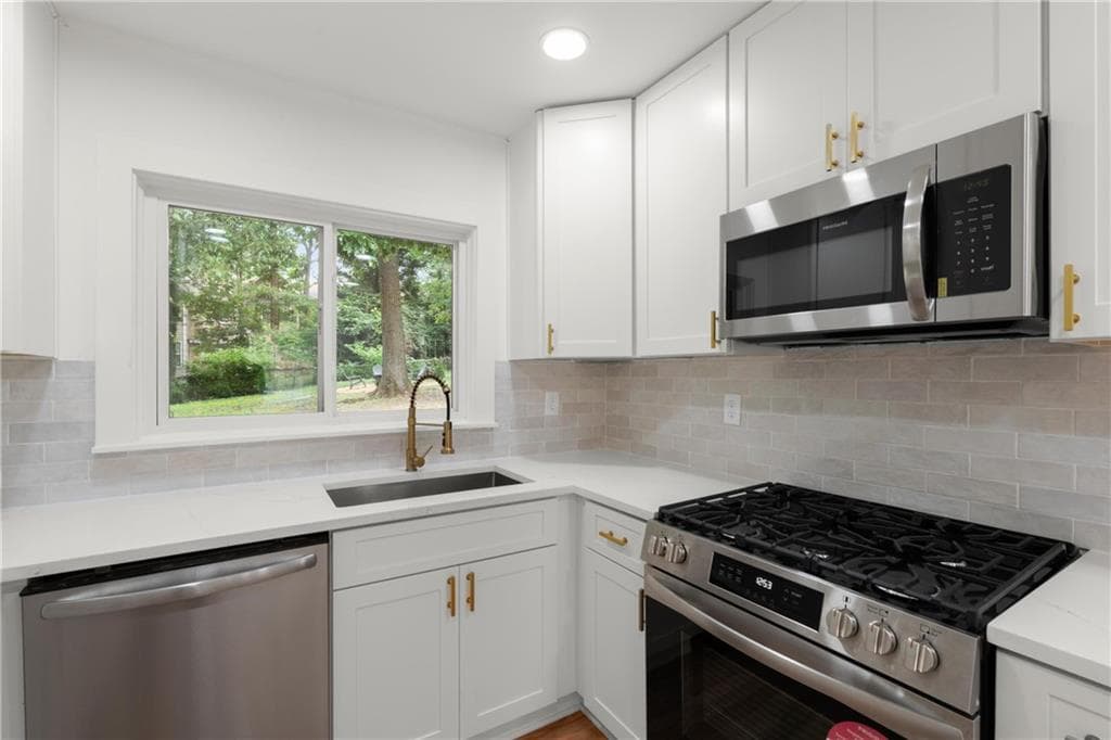 3 bedroom, 1 bathroom, 1,300 sq ft single family residence under contract at 2324 Elmwood Circle, Atlanta, GA 30339 — photo 6