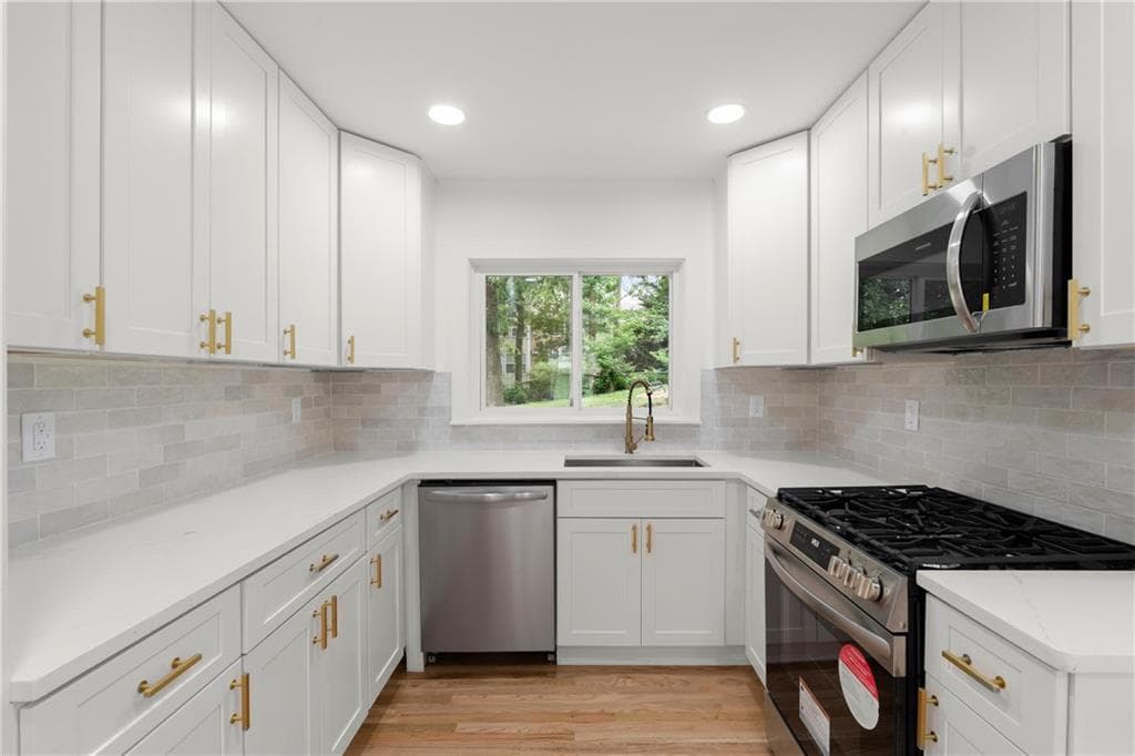 3 bedroom, 1 bathroom, 1,300 sq ft single family residence under contract at 2324 Elmwood Circle, Atlanta, GA 30339 — photo 7
