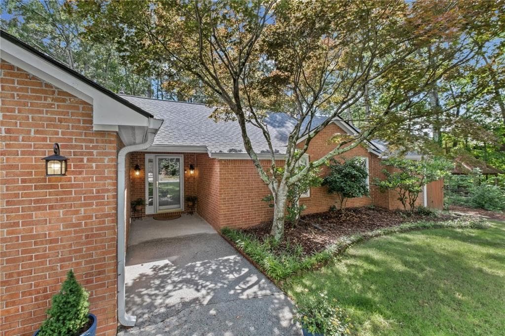 3 bedroom, 2 bathroom, 1,829 sq ft single family residence under contract at 2665 Shadow Pine Drive, Roswell, GA 30076 — photo 2