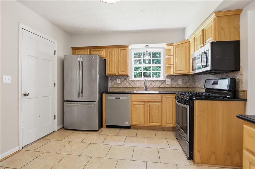 4 bedroom, 3 bathroom, 1,632 sq ft single family residence under contract at 750 Cranberry Trail, Roswell, GA 30076 — photo 2