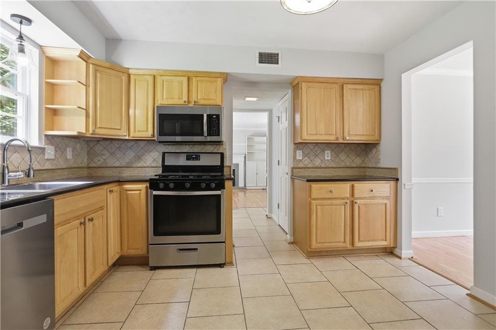 4 bedroom, 3 bathroom, 1,632 sq ft single family residence under contract at 750 Cranberry Trail, Roswell, GA 30076 — photo 9