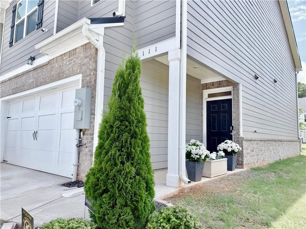 3 bedroom, 3 bathroom, 1,880 sq ft townhouse for sale at 111 Hampton Circle, Mcdonough, GA 30253 — photo 2