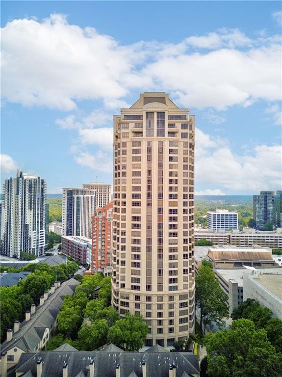 2 bedroom, 2 bathroom, 2,036 sq ft condominium under contract at 3475 Oak Valley Road 2150, Atlanta, GA 30326 — photo 2