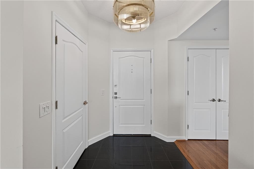 2 bedroom, 2 bathroom, 2,036 sq ft condominium under contract at 3475 Oak Valley Road 2150, Atlanta, GA 30326 — photo 3