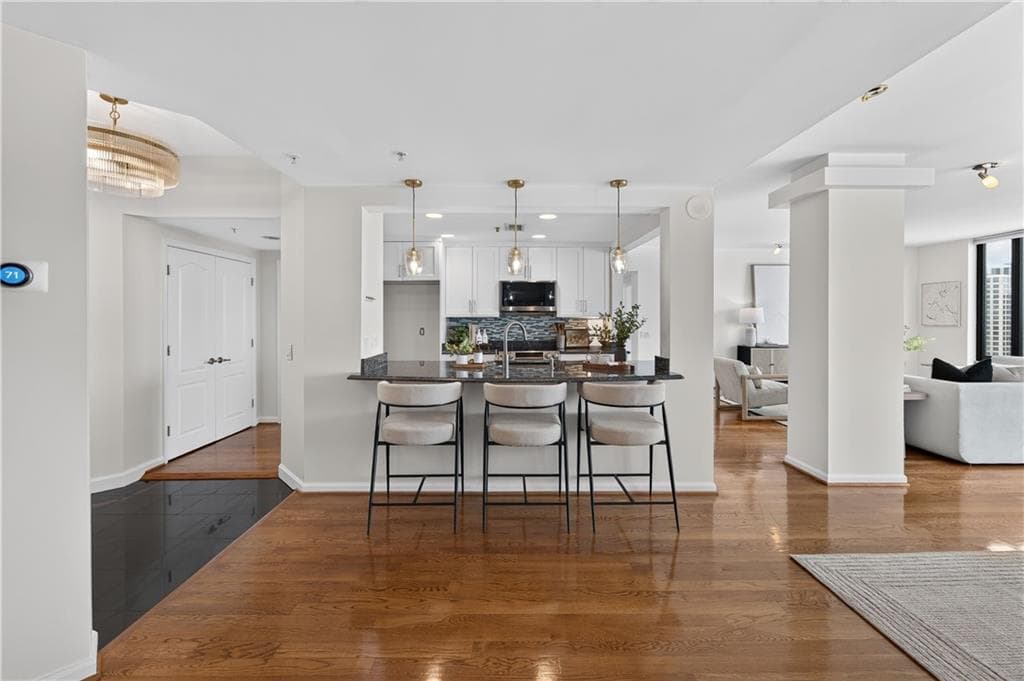 2 bedroom, 2 bathroom, 2,036 sq ft condominium under contract at 3475 Oak Valley Road 2150, Atlanta, GA 30326 — photo 5