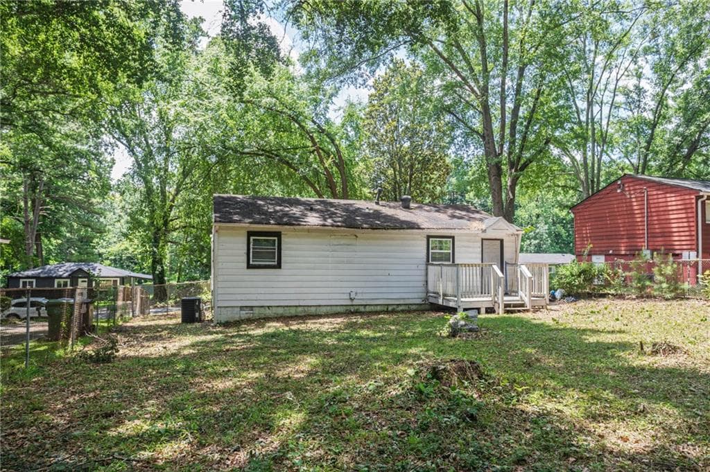 3 bedroom, 2 bathroom, 936 sq ft single family residence for sale at 2403 Clarissa Drive, Atlanta, GA 30318 — photo 5