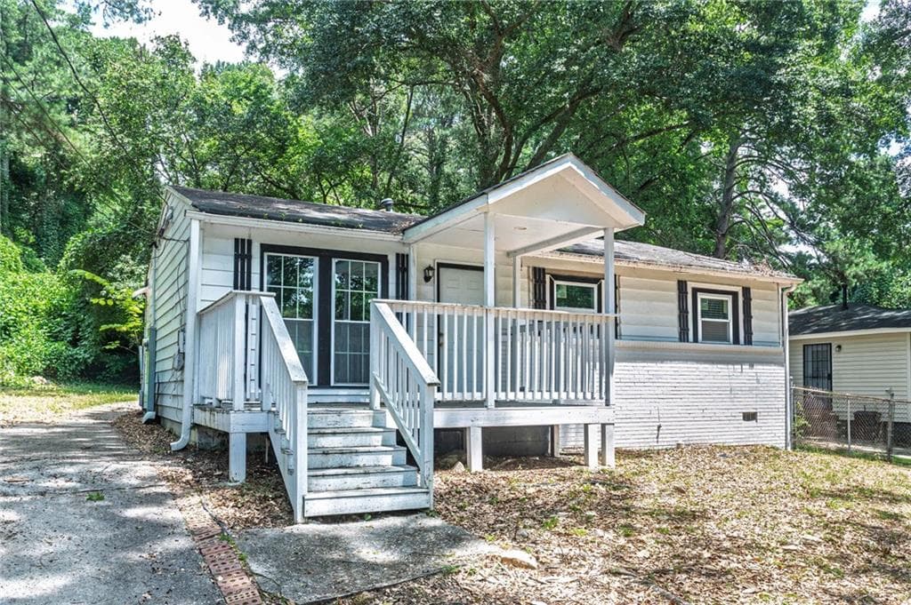 3 bedroom, 2 bathroom, 936 sq ft single family residence for sale at 2403 Clarissa Drive, Atlanta, GA 30318 — photo 6