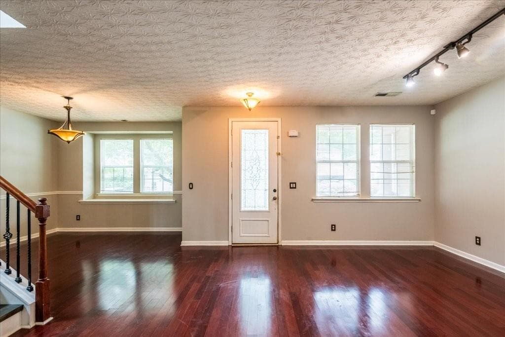 6 bedroom, 3 bathroom, 3,560 sq ft single family residence under contract at 6164 Chastain Way, Fairburn, GA 30213 — photo 3