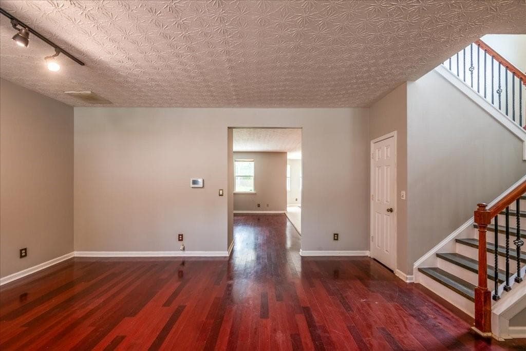 6 bedroom, 3 bathroom, 3,560 sq ft single family residence under contract at 6164 Chastain Way, Fairburn, GA 30213 — photo 4