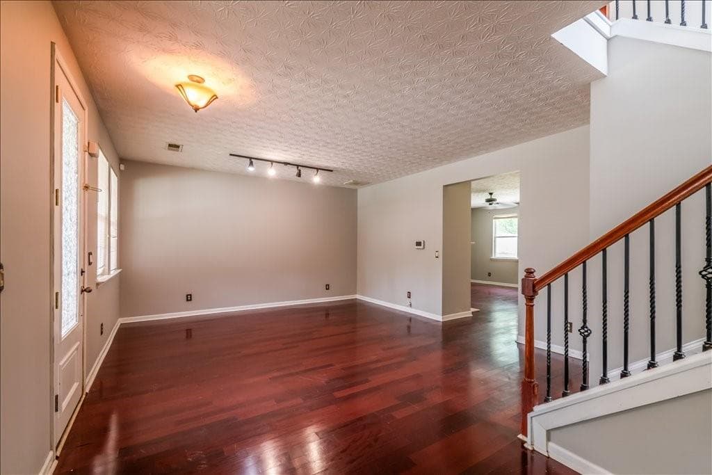 6 bedroom, 3 bathroom, 3,560 sq ft single family residence under contract at 6164 Chastain Way, Fairburn, GA 30213 — photo 8