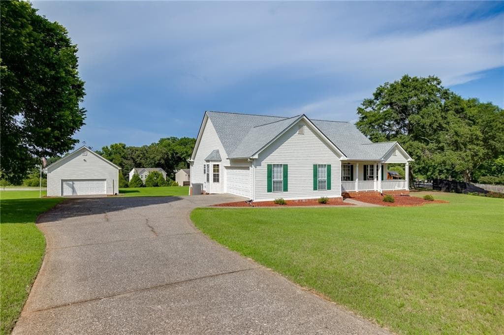 4 bedroom, 2 bathroom, 2,060 sq ft single family residence under contract at 352 Olde Wick Trail, Hoschton, GA 30548 — photo 2
