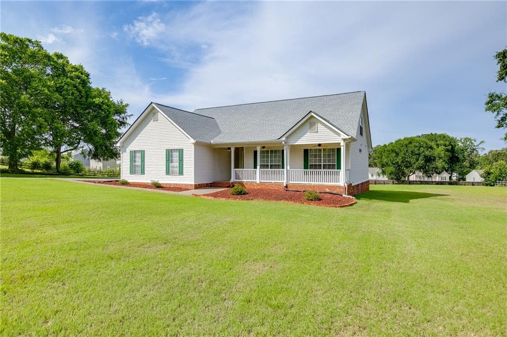 4 bedroom, 2 bathroom, 2,060 sq ft single family residence under contract at 352 Olde Wick Trail, Hoschton, GA 30548 — photo 3
