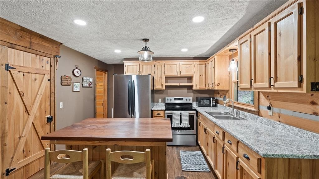 3 bedroom, 3 bathroom, 1,920 sq ft single family residence for sale at 219 RIDGE TOP Lane, Blue Ridge, GA 30513 — photo 6