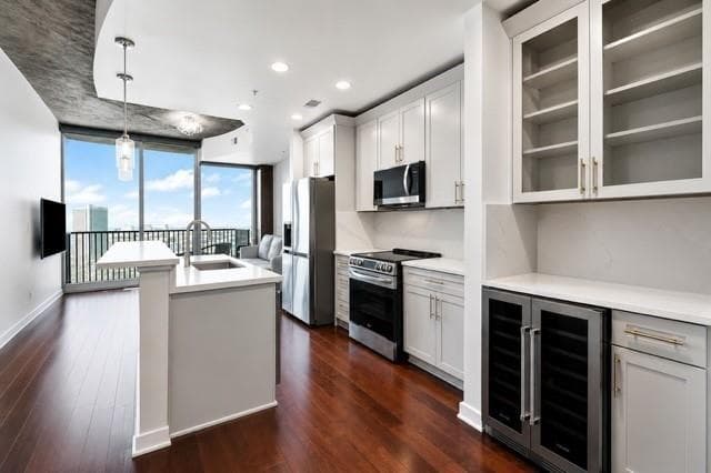 1 bedroom, 1 bathroom, 743 sq ft condominium for sale at 400 W Peachtree Street 2403, Atlanta, GA 30308 — photo 2