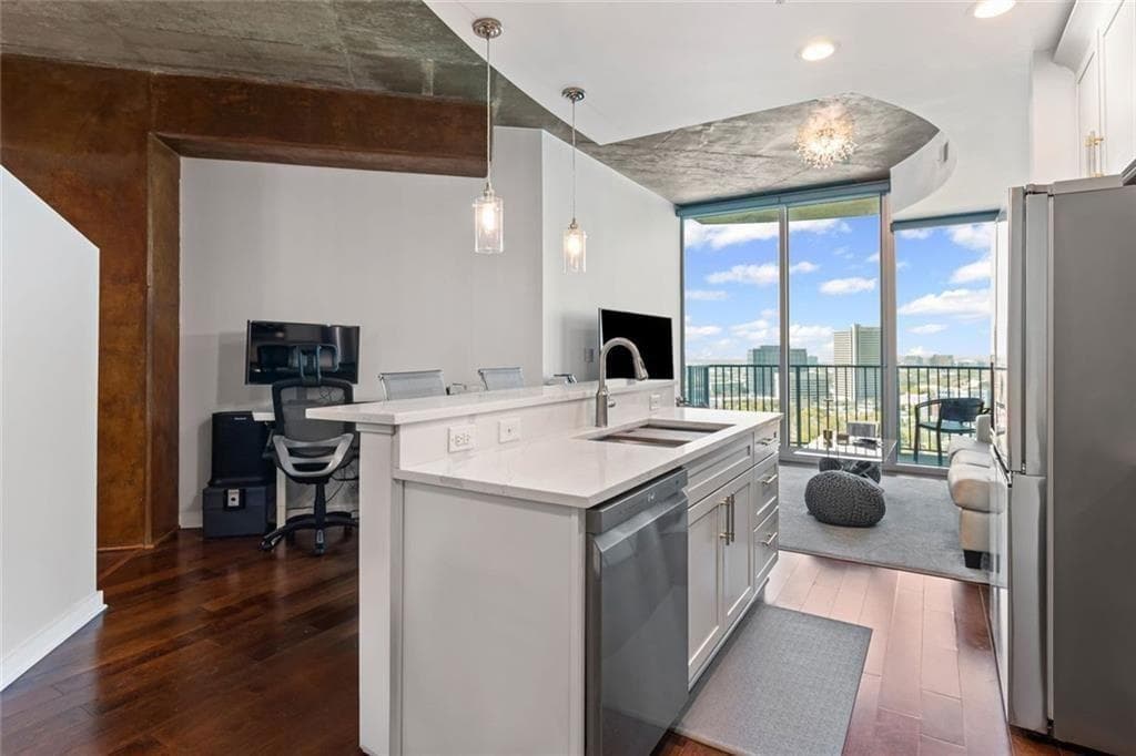 1 bedroom, 1 bathroom, 743 sq ft condominium for sale at 400 W Peachtree Street 2403, Atlanta, GA 30308 — photo 3