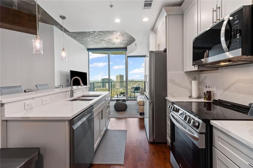1 bedroom, 1 bathroom, 743 sq ft condominium for sale at 400 W Peachtree Street 2403, Atlanta, GA 30308 — photo 4