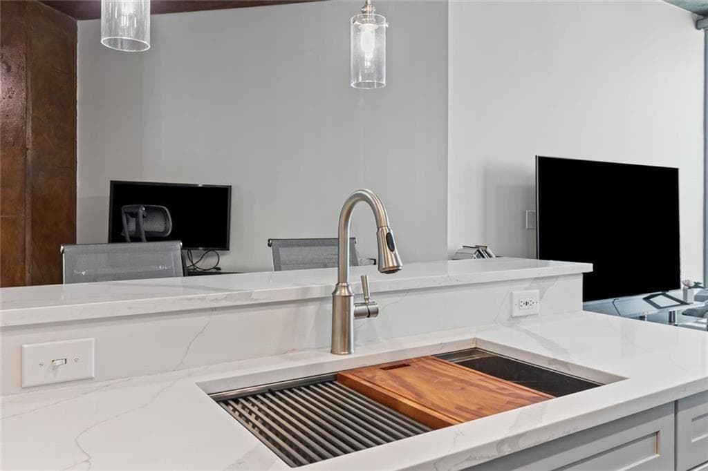 1 bedroom, 1 bathroom, 743 sq ft condominium for sale at 400 W Peachtree Street 2403, Atlanta, GA 30308 — photo 9