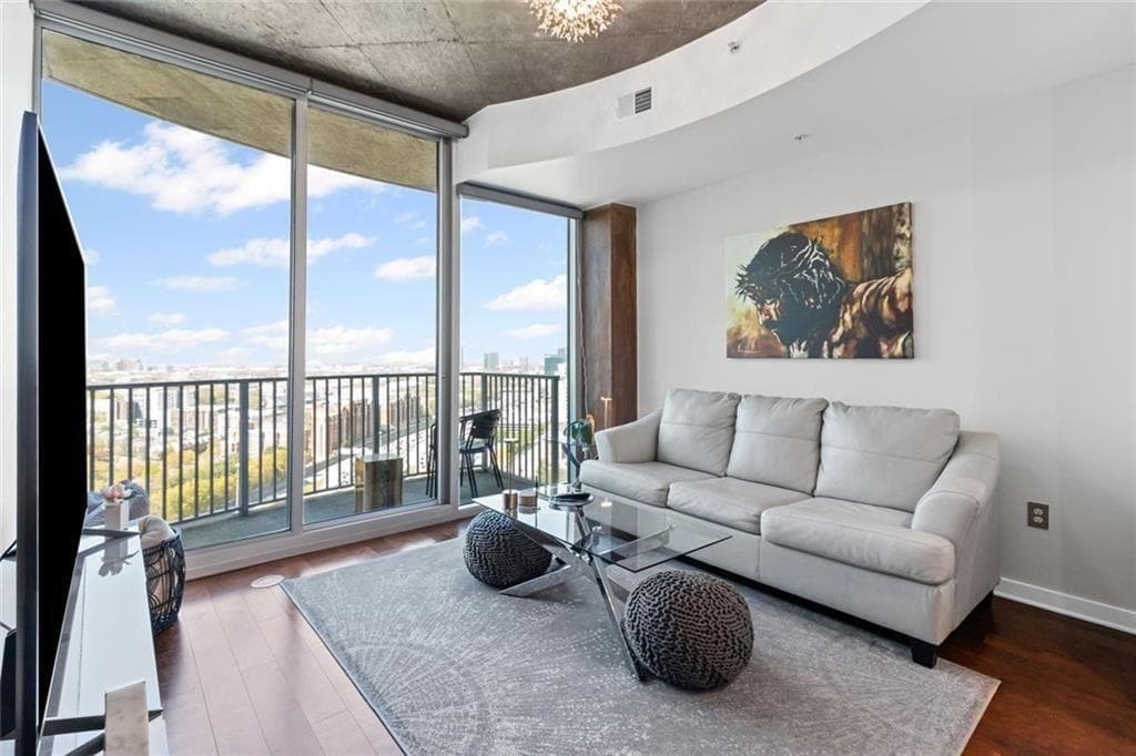 1 bedroom, 1 bathroom, 743 sq ft condominium for sale at 400 W Peachtree Street 2403, Atlanta, GA 30308 — photo 10