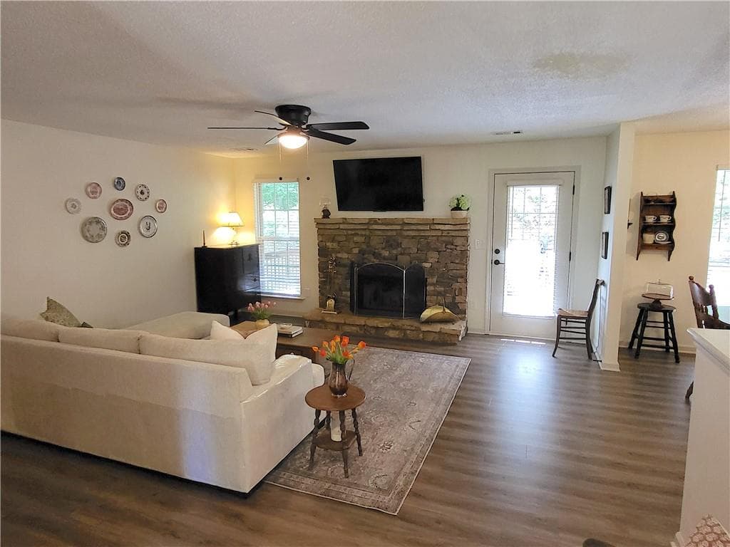 3 bedroom, 2 bathroom, 1,850 sq ft single family residence for sale at 161 Crawfords Way, Dahlonega, GA 30533 — photo 4