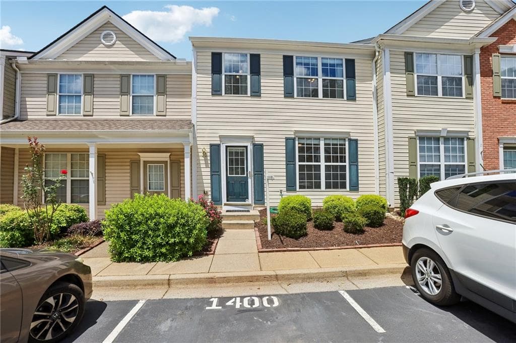 3 bedroom, 3 bathroom, 1,370 sq ft townhouse for sale at 1400 Kilmington Court, Alpharetta, GA 30009 — photo 1 of 25
