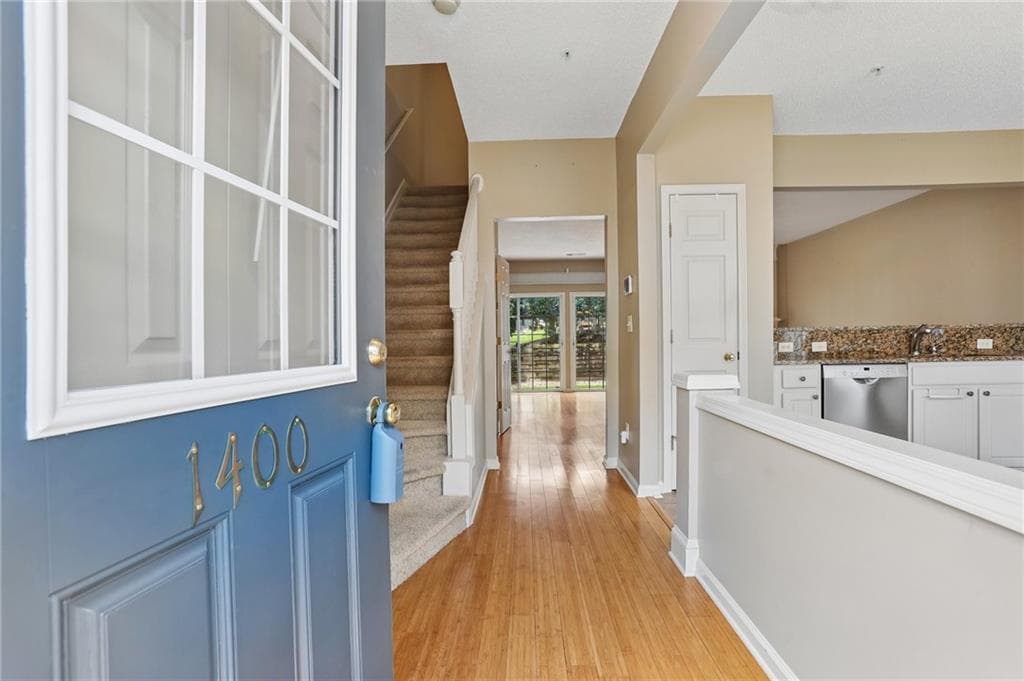 3 bedroom, 3 bathroom, 1,370 sq ft townhouse for sale at 1400 Kilmington Court, Alpharetta, GA 30009 — photo 2