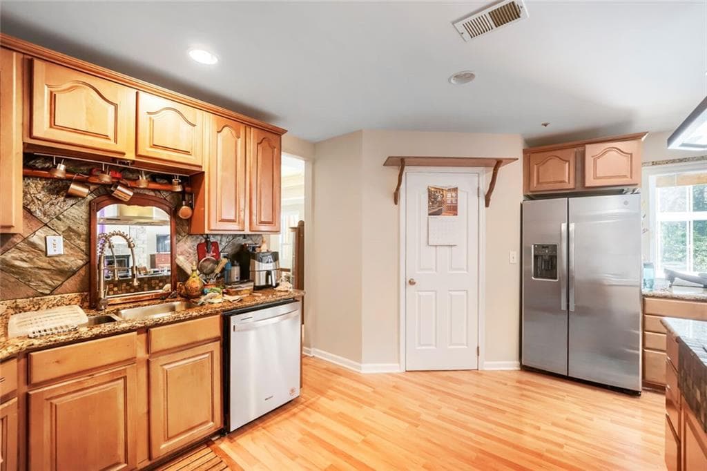 4 bedroom, 4 bathroom, 3,440 sq ft single family residence under contract at 2742 Cliffview Drive, Lilburn, GA 30047 — photo 8