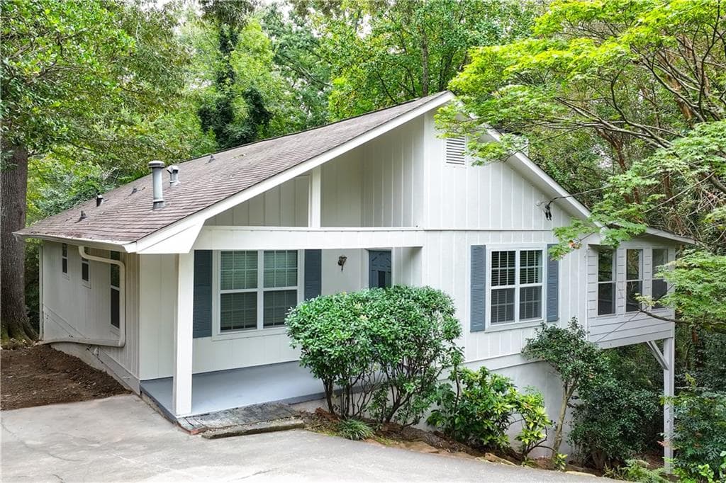 5 bedroom, 3 bathroom, 3,758 sq ft single family residence for sale at 819 Gardenia Lane, Decatur, GA 30033 — photo 2